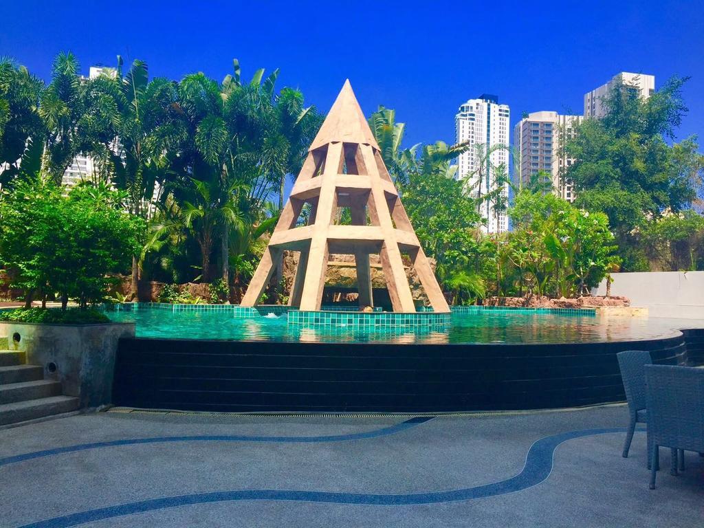 Club Royal Suites Pattaya Exterior photo